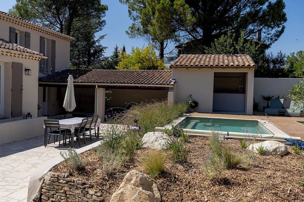 Villa Julomaye—with a pool—sleeps 8, near Avignon. in Pujaut, Nimes und Umgebung