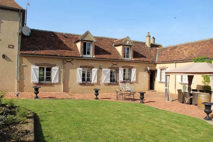 Location de vacances pour 14 personnes, avec jardin, animaux acceptés à Villeneuve-sur-Yonne
