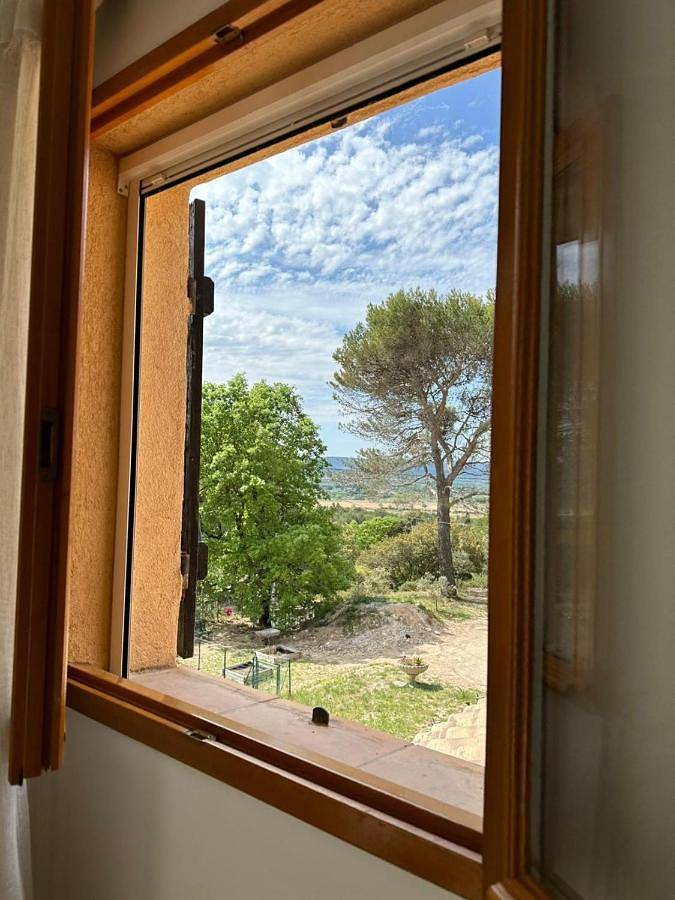 Location de vacances pour 2 personnes, avec jardin ainsi que vue et piscine à Villelaure
