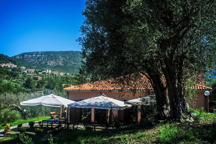 Location de vacances pour 3 personnes, avec Terrasse et Jardin ainsi que Piscine et Vue à Santa Marina