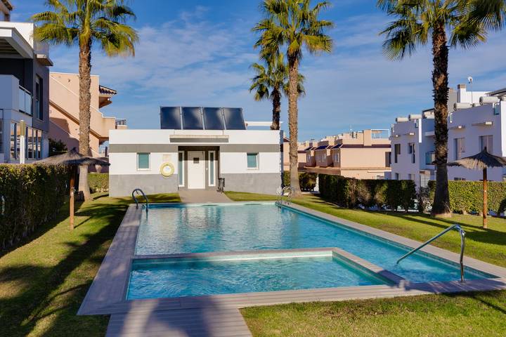 Appartamento per 4 persone, con Terrazza e Giardino nonché Piscina e Sauna a Punta Prima (Alicante)