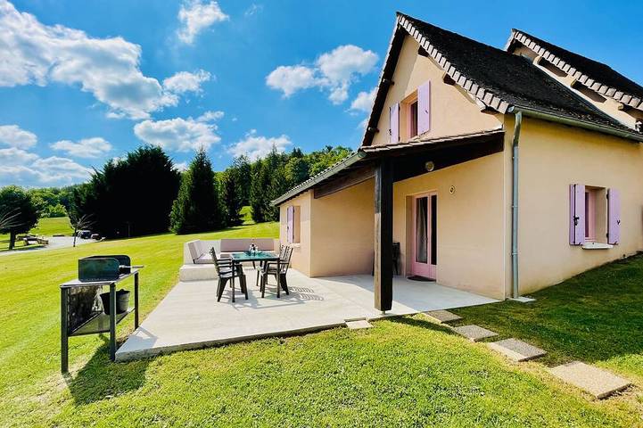 Location de vacances pour 5 personnes, avec Jacuzzi et Terrasse ainsi que Jardin et Piscine à Hautefort