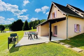 Location de vacances pour 5 personnes, avec piscine ainsi que jardin et jacuzzi, animaux acceptés à Hautefort