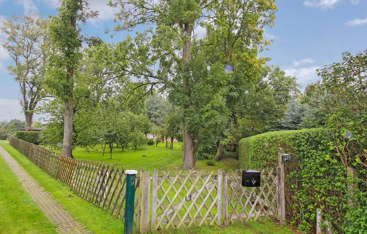 Moderner Rückzugsort mit Terrasse & Parkplatz | 2km zum Stadtzentrum & Fluss in Bartelshagen II, Saal