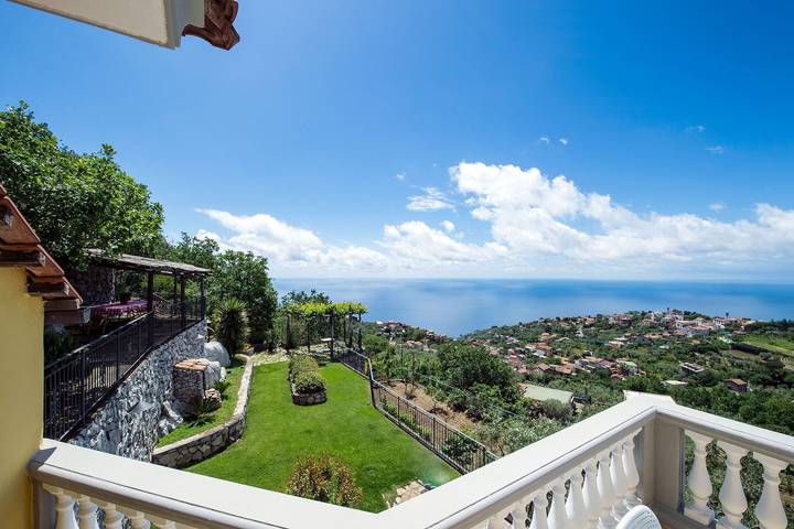 Casa vacanza per 6 persone, con giardino e terrazza in Sant'Agata sui Due Golfi
