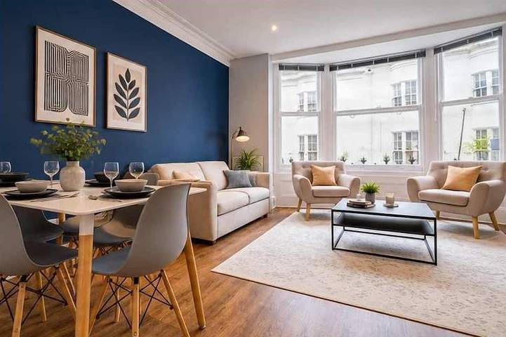 Entire apartment, Steps from Beach & Lanes | Stylish Brighton in Brighton, Sussex