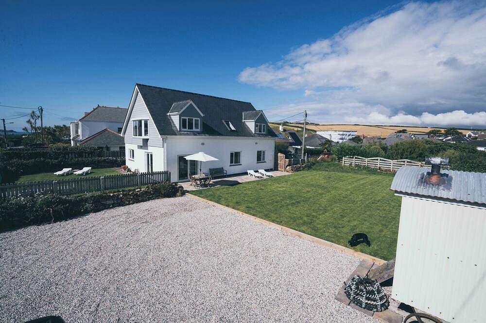 Spacious family home, prime location 2 minutes from Trevone's beautiful beaches in Trevone, Cornwall