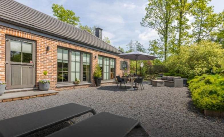 Vakantiehuis voor 2 personen, with Whirlpool and Terras as well as Sauna and Uitzicht in Beauraing