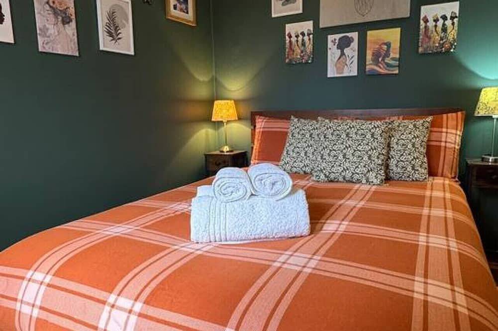 Entire apartment, Cosy one-bedroom stay steps from shops and transport in Watford, Hertfordshire