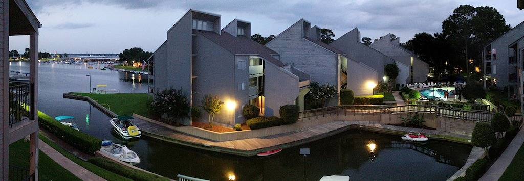 Vacation rental for 6 people, with balcony and pool in Lake Conroe