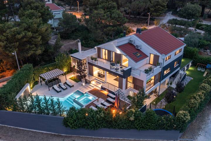 Casa de vacaciones para 14 personas, con Balcón y Jacuzzi además de Terraza y Jardín en Ciudad de ZadarZadar