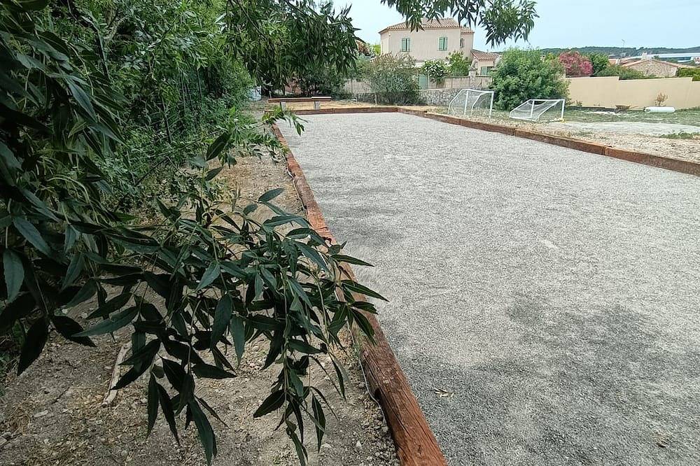 Villa Du Soleil, ready for pétanque in Les Pennes-Mirabeau, Aix-en-Provence region