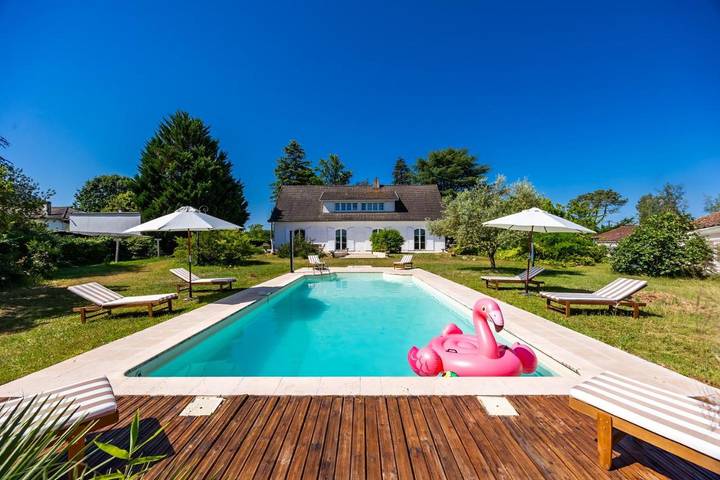 Location de vacances pour 16 personnes, avec Terrasse ainsi que Jardin et Piscine à Galgon