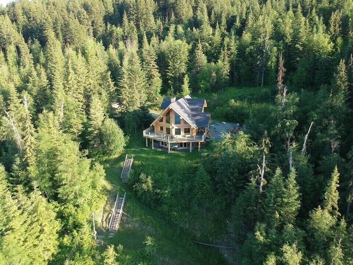 Cabin rentals and lodges for 8 people, with garden and hot tub in British Columbia
