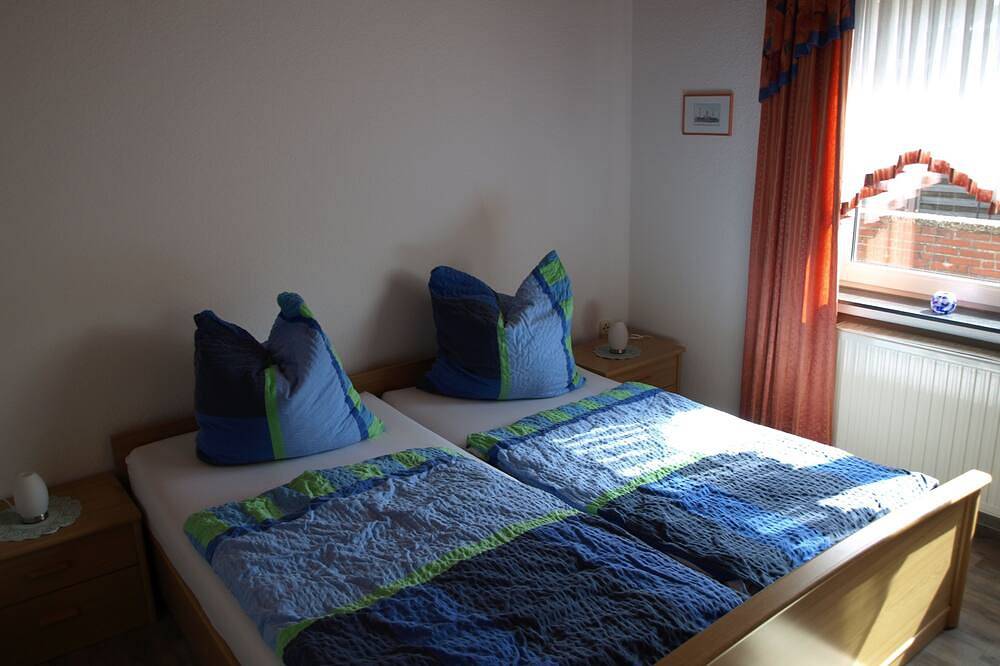 Ganze Wohnung, 2 Schlafzi., 1 Wohnzi., Terrasse, Küche mit Geschirrspülmaschine, Waschmaschine in Bad Zwischenahn, Ammerland
