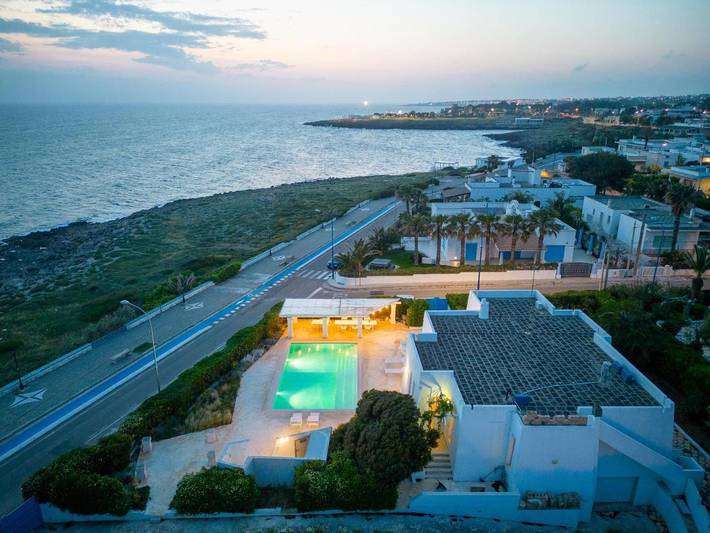 Villa per 8 persone, con piscina e panorama nonché giardino, con animali domestici a Torre Suda
