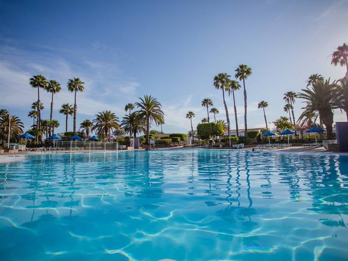 Bungalow para 6 personas, con piscina para niños y jardín además de terraza y piscina en Campo Internacional