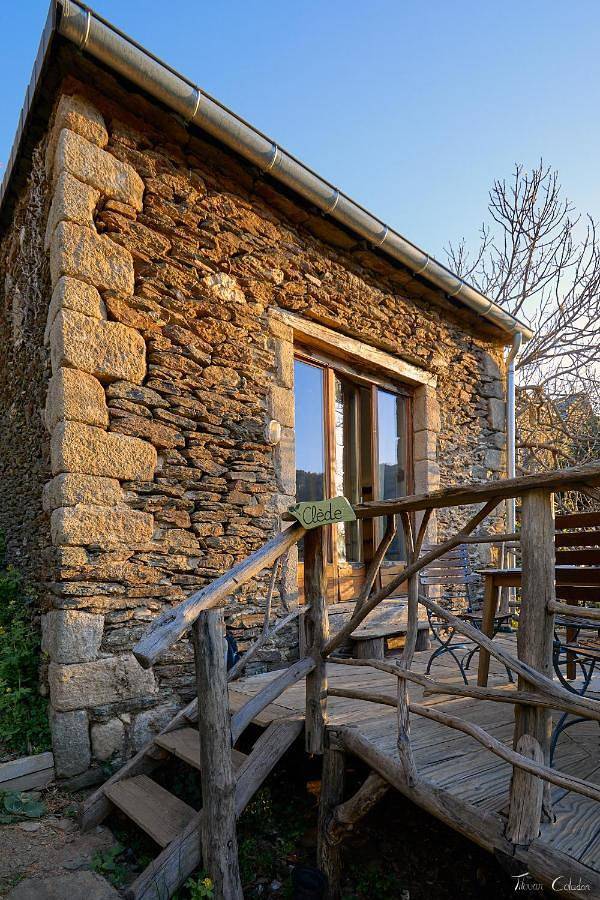 Location de vacances pour 2 personnes, avec Balcon et Terrasse ainsi que Jardin et Piscine à Malons-et-Elze