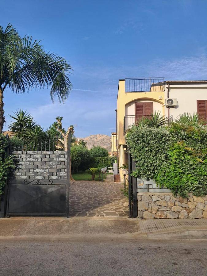 Villa Cavalluccio Marino con piscina idromassaggio in Carini, Provincia di Palermo