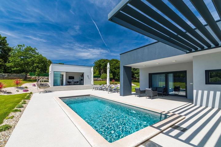 Ferienhaus für 6 Personen, mit Balkon/Terrasse und Garten sowie Pool in Bale
