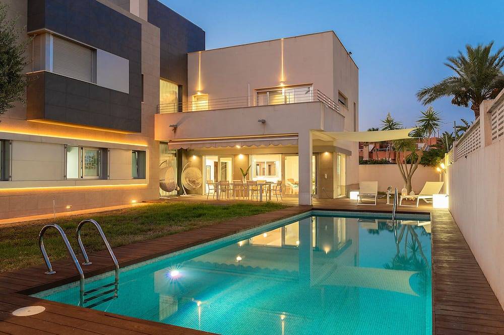 Modern villa 5 minutes from the beach with private pool in a prime location in Roquetas de Mar, Costa de Almería