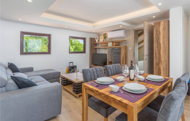 Ganze Ferienwohnung, Gemütliche Ferienwohnung mit WLAN, Parkplatz und Terrasse in der Nähe des Flusses – 2 km entfernt in Rijeka, Primorje-Gorski Kotar