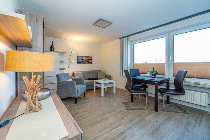 Ganze Wohnung, Zentrale Ferienwohnung mit Balkon und Parkplatz. - nur 200 Meter zum Strand. in Westerland, Sylt (Gemeinde)