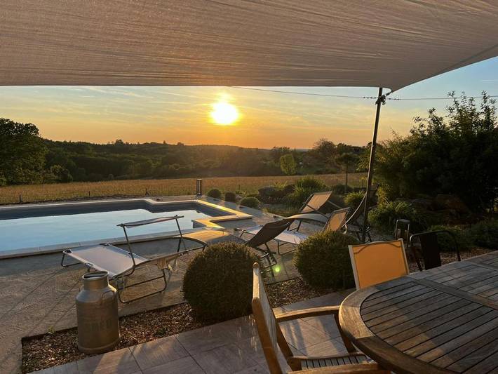 Location de vacances pour 8 personnes, avec Terrasse et Jardin ainsi que Piscine et Vue à Pontours