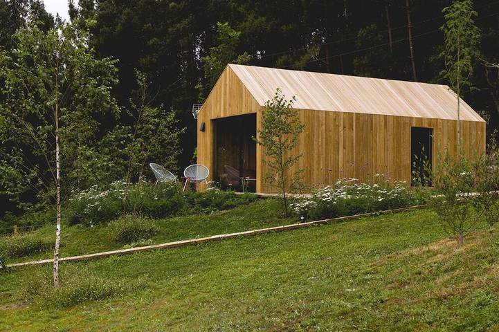 Cabaña de madera para 2 personas, con terraza y jardín en Teo 