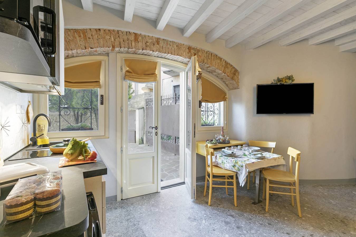 Entire apartment, Sole Priscilla House - Terrace & parking in Salò, Garda Mountains