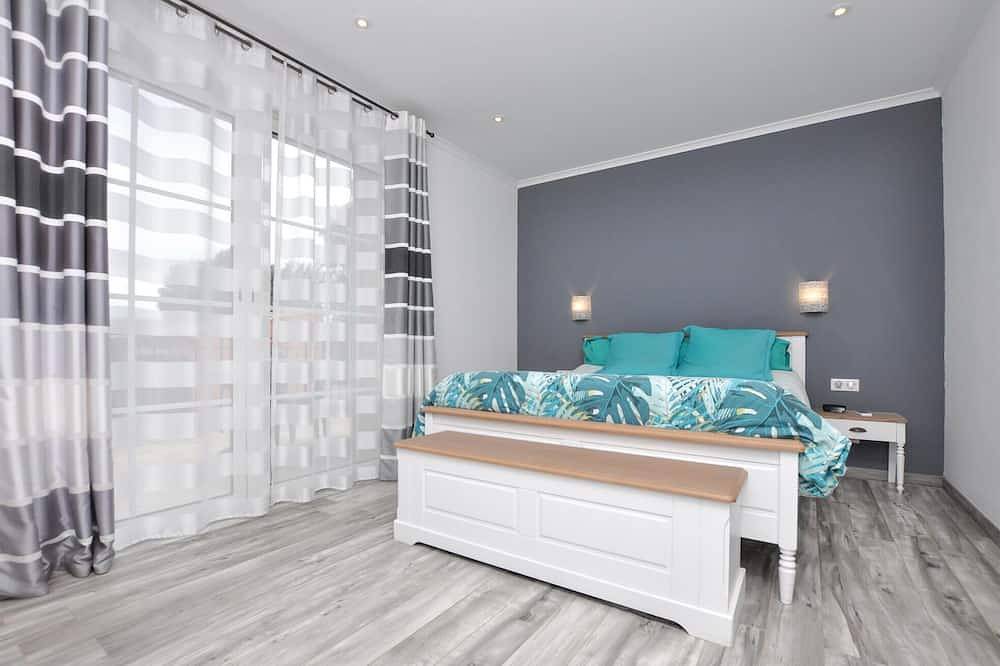Awesome home in Villecroze in Villecroze, Region de Draguignan