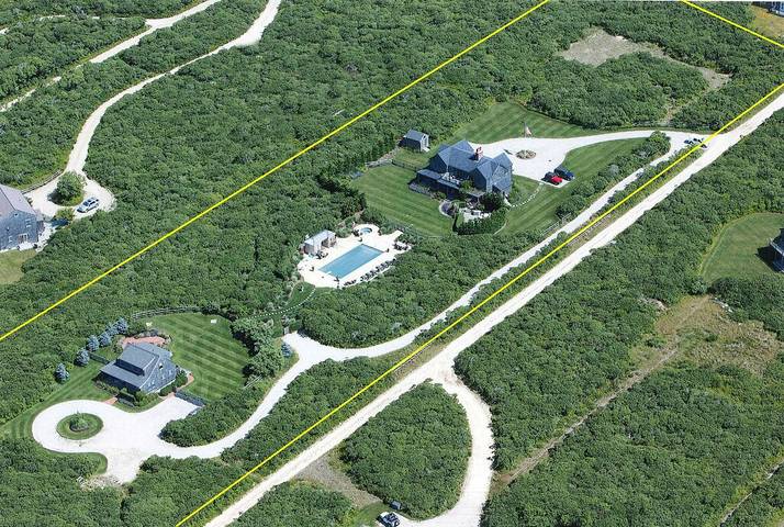 Vacation rental for 14 people, with yard and hot tub in Nantucket Island