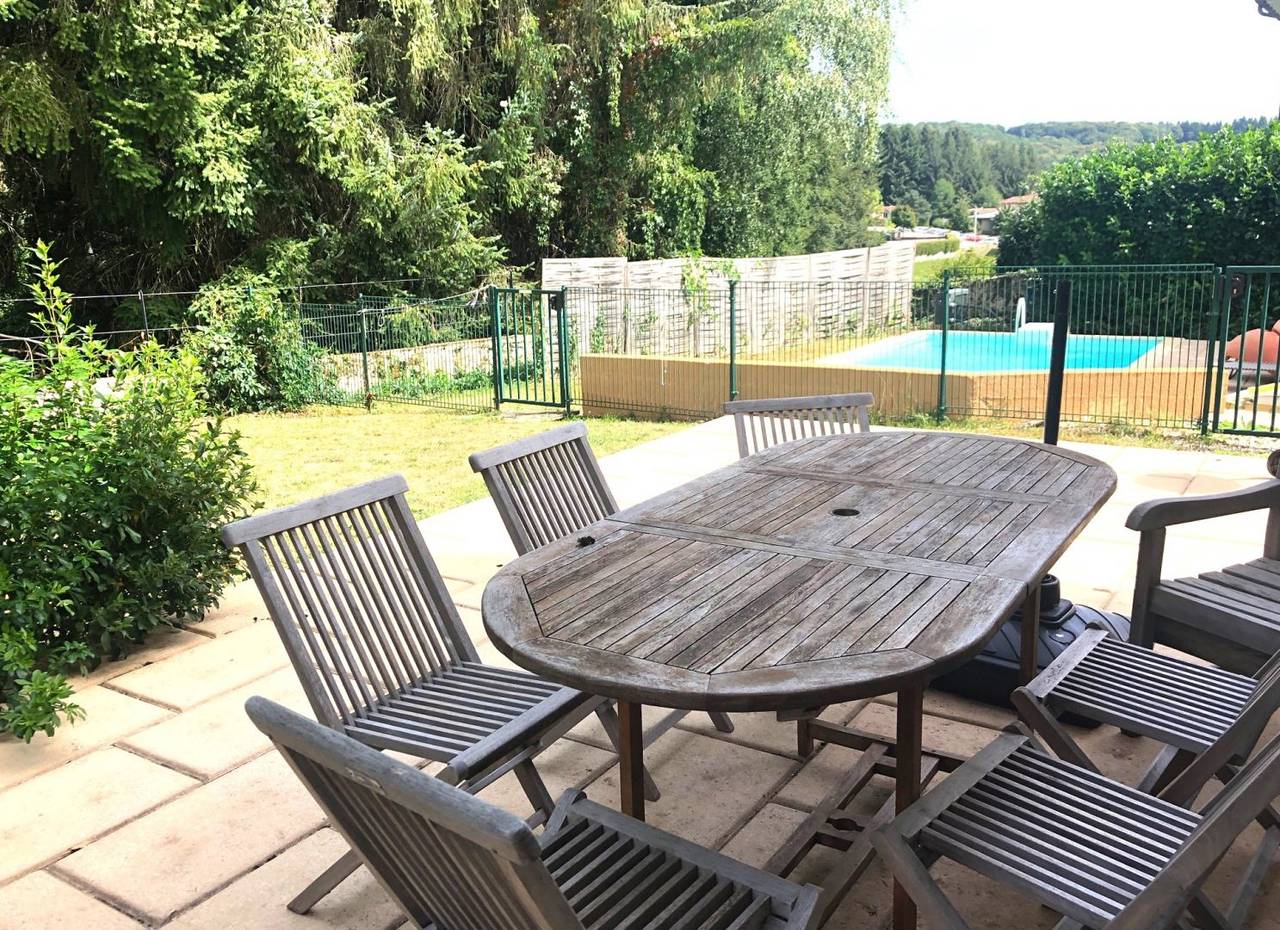 Gite avec piscine chauffée dans village in Le Rouget, Région d'Aurillac