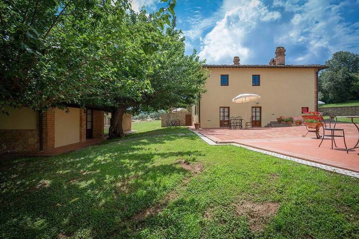 Villa for 4 people, with pool and garden in San Gimignano