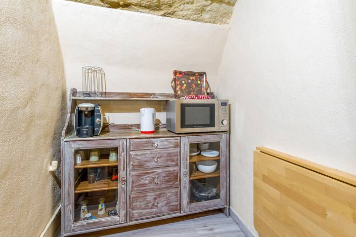 Entire studio, Troglodyte Studio with Breathtaking Views over Provence! in Cornillon-Confoux, Mediterranean Coast (France)