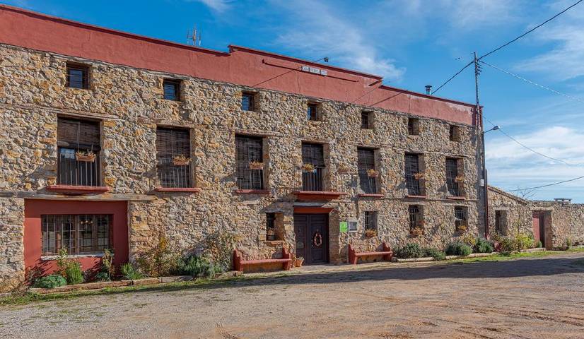 Casa de huéspuedes para 28 personas, con vistas además de piscina y terraza, Se admiten mascotas en Gúdar-Javalambre