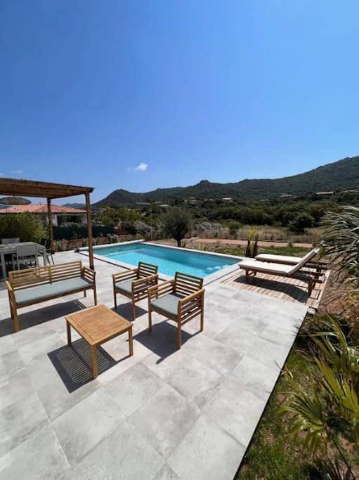 Villa pour 6 personnes, avec piscine ainsi que vue et jardin, animaux acceptés à Figari