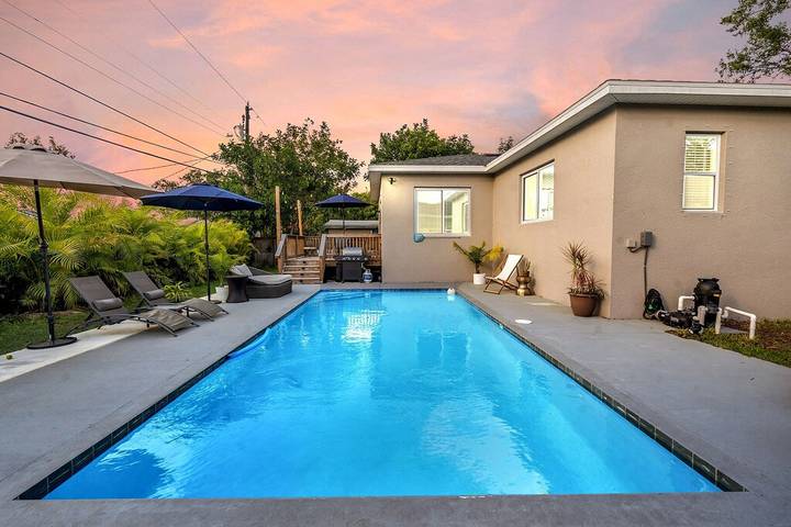 Vacation rental for 8 people, with terrace and garden as well as hot tub in St. Petersburg (FL)