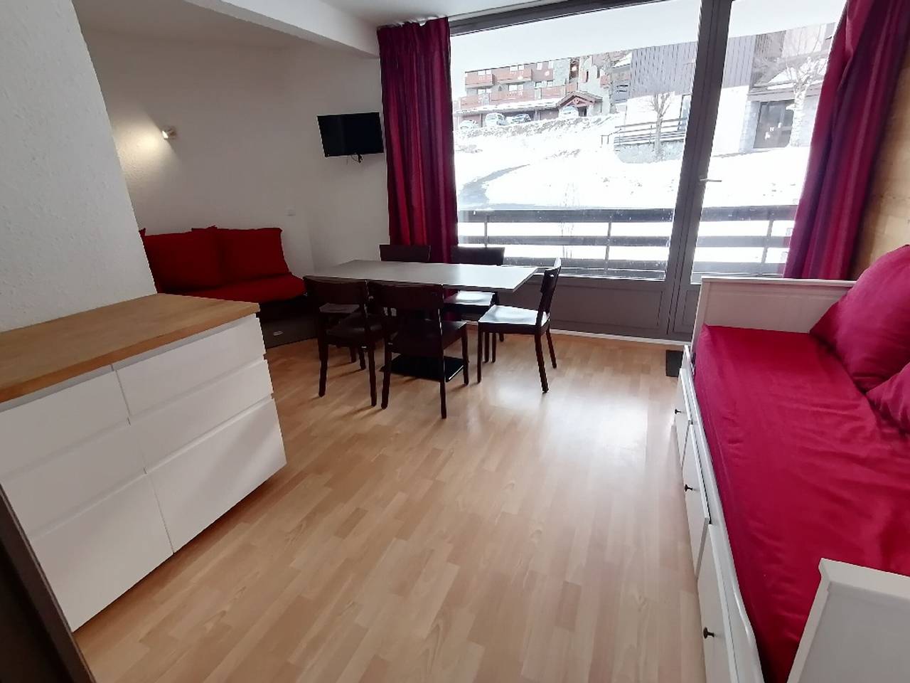 Studio entier, Appartement 5 personnes rénové, proche pistes et commerces, balcon sud, parking inclus in La Plagne, Aime-la-Plagne