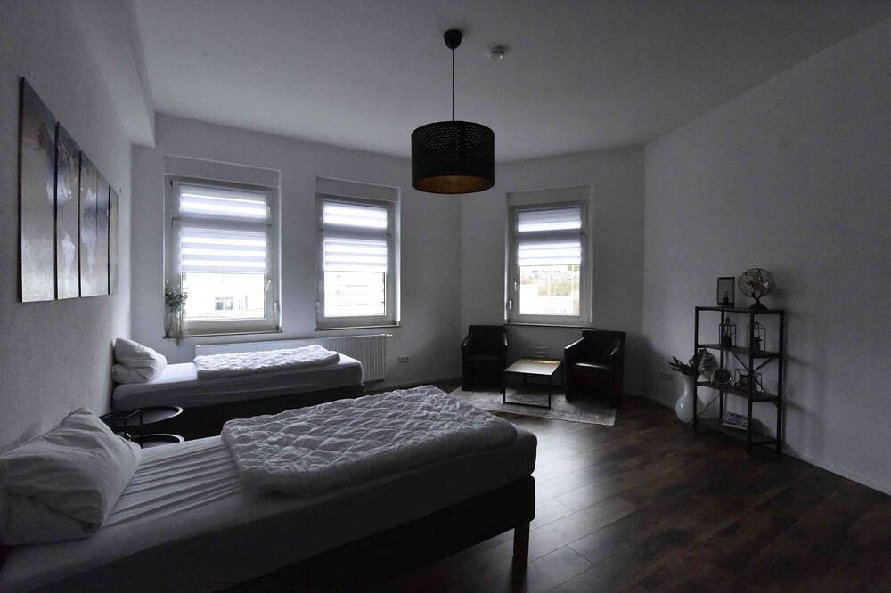 Entire apartment, Luxuriöse großzügige Wohnung mit 3 Schlafzimmer, Terrasse in Solingen, Bergisch region