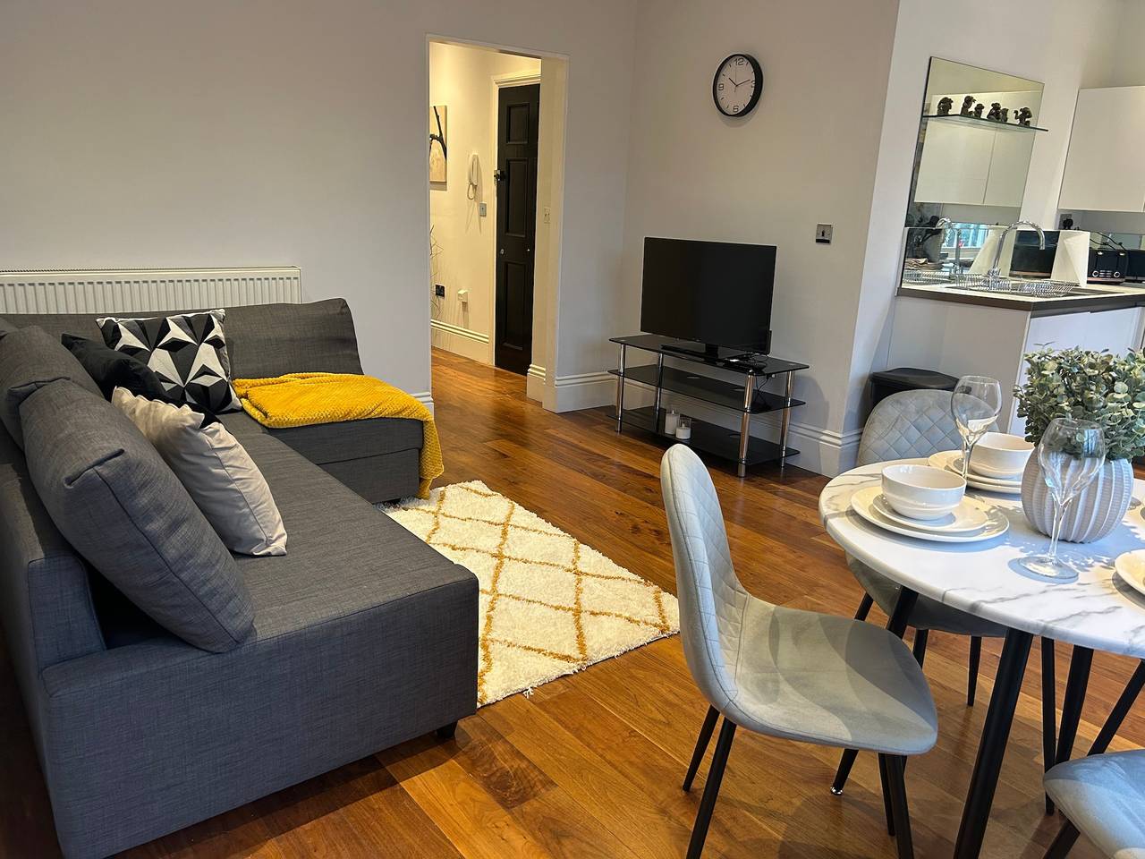 Entire holiday apartment, Tavistock House-Parking-Sleeps 7-Central in Bedford