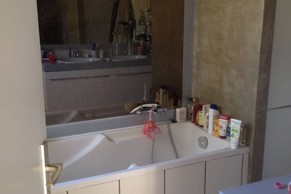 Maison tout confort avec piscine et terrain de tennis dans le marais poitevin in Saint-Jean-de-Liversay, Région de La Rochelle