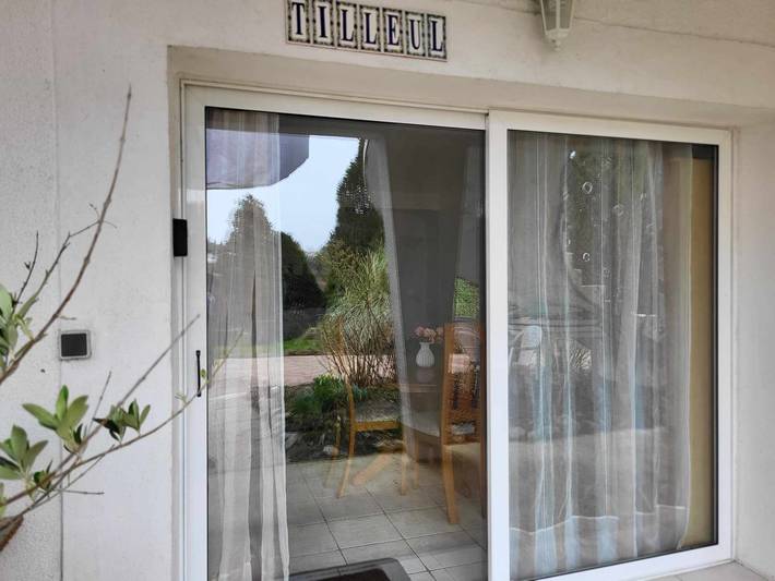 Entire studio, Studio Les Iris - Tilleul with Shared Terrace, Garden, and Wi-Fi in Monthou-sur-Cher, Sologne