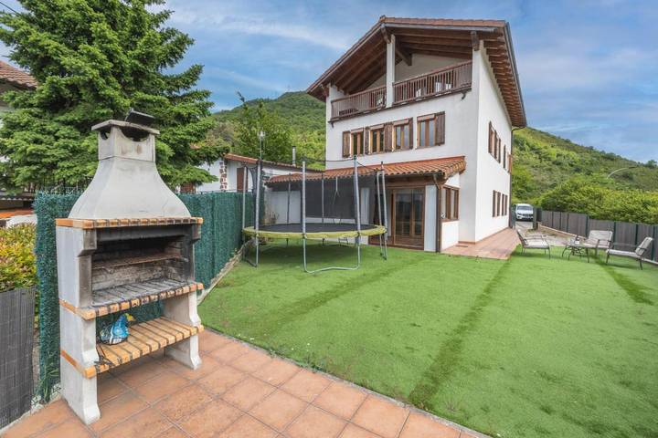 Casa rural para 14 personas, con Balcón además de Jardín y Sauna en Esteríbar