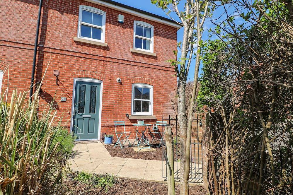 Trinity Cottage, pet friendly, with a garden in Christchurch in Christchurch, Dorset