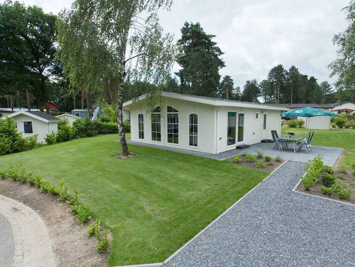 Chalet voor 4 personen, met Terras en Tuin in Susteren