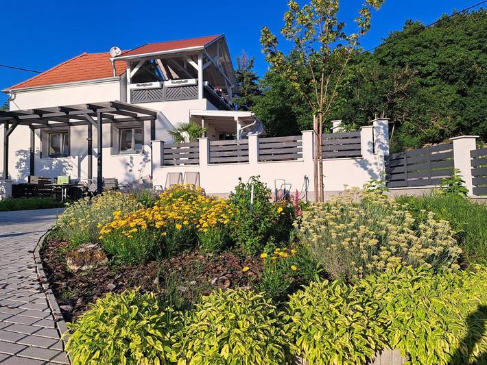 Ferienwohnung für 4 Personen, mit Balkon und Terrasse sowie Garten und Seeblick in Gyenesdias