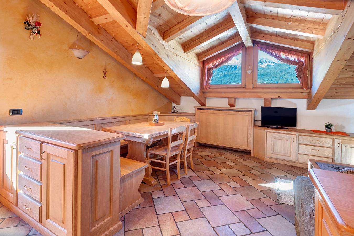 Apartamento entero, Apartamento 'Mansarda Combo' con vistas a la montaña, balcón y Wi-Fi in Bormio, Bormio Municipio