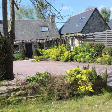 Gîte pour 6 personnes, avec vue et jardin à Quemper-Guézennec