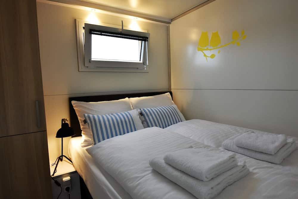 Cozy floating Boatlodge \"Maastricht\". Max 4 persons, 2 bedrooms. in Maastricht, Limburg (Netherlands)